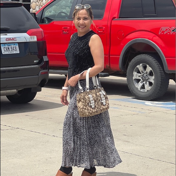 Meet your Posher, Lia - Picture 6 of 9